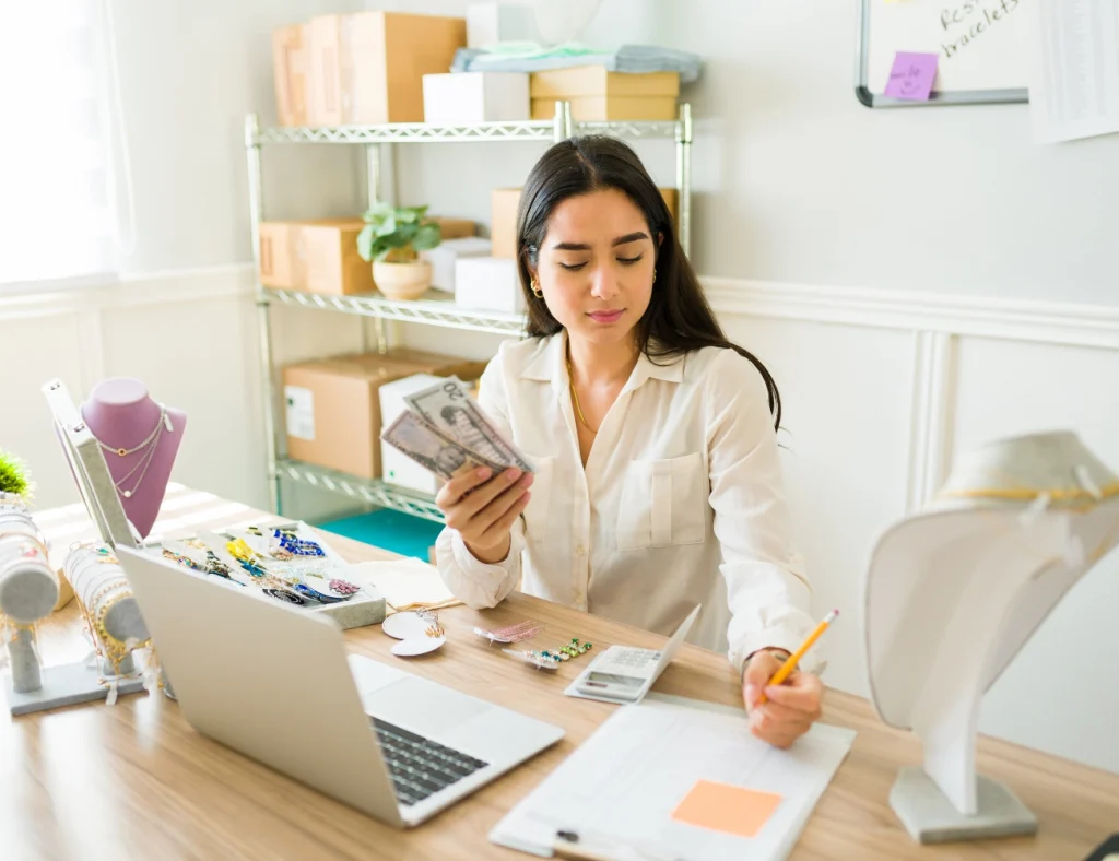Mujer emprendedora chilena contando dinero en su negocio tras crear su empresa en un día con Oficina Plus.