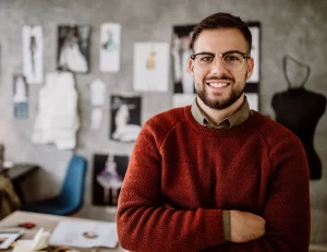 Joven emprendedor chileno sonriendo en su taller tras lograr la formalización inteligente de su empresa en Chile.